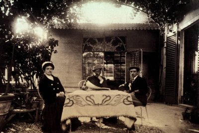 作曲家贾科莫·普契尼（1858-1924）与他的妻子埃尔维拉和他们的儿子安东尼奥一起在托雷德尔拉戈的家中。 作者 Unknown